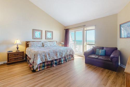 um quarto com uma cama e um sofá em Ocean Mile F-1 em St. George Island