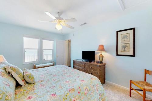 een slaapkamer met een bed en een plafondventilator bij Driftwood in St. George Island