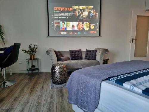 a living room with a bed and a couch at Traumblick! Mitten im Wasser, dem Himmel ganz nah! in Schleswig