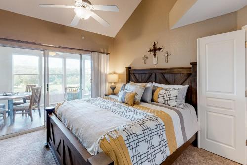 1 dormitorio con 1 cama grande y comedor en On the Green, en Branson