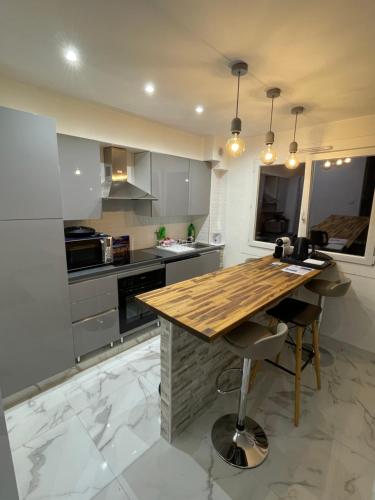 une cuisine avec une table en bois et un comptoir dans l'établissement gare de monaco, à Beausoleil