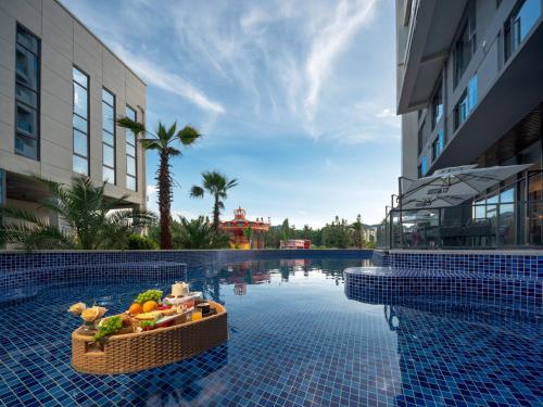 Una piscina con un bol de fruta en una cesta. en Holiday Inn Express Tengchong Hot-Spring, an IHG Hotel en Tengchóng