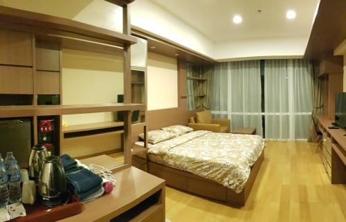 1 dormitorio con litera y sala de estar en U Residence Tower2 Supermal Lippo Karawaci, en Klapadua