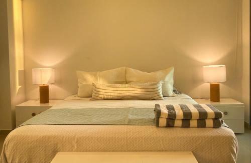 1 dormitorio con 1 cama con 2 lámparas en Apartamento en Cartagena con vista al mar, en Cartagena de Indias