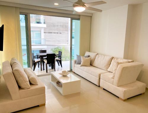 Apartamento en Cartagena con vista al mar في كارتاهينا دي اندياس: غرفة معيشة مع أريكة وطاولة