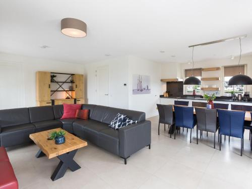 Imagen de la galería de Stay with Outdoor Bubble Bath, en Delfstrahuizen