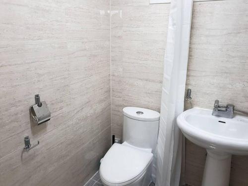 y baño con aseo y lavamanos. en [ COM,A stay] Hongdea St 5min / 3room, en Seúl