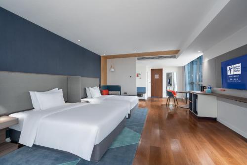 uma grande cama branca num quarto de hotel em Holiday Inn Express Chengdu High-Tech Zone em Chengdu