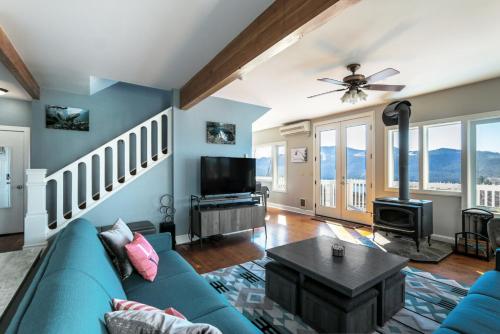 a living room with a blue couch and a tv at Grandview Get-A-Way home in White Salmon