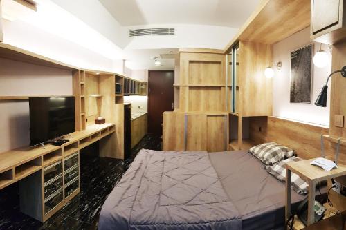 Dormitorio con cama, escritorio y TV en U Residence Tower2 Lippo Karawaci by supermal, en Klapadua