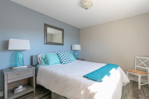 a bedroom with a bed with a blue wall at Grandview Get-A-Way home in White Salmon