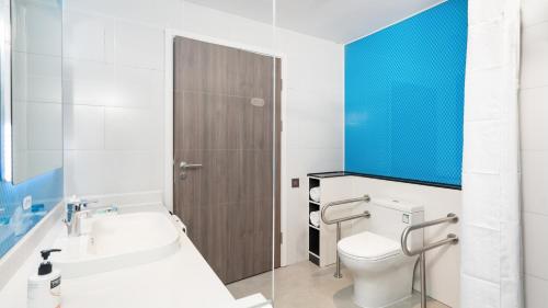 a bathroom with a toilet and a sink at Holiday Inn Express Chengdu High-Tech Zone in Chengdu