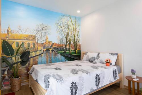 un dormitorio con una pintura de un río en Private room in Halong center, en Ha Long