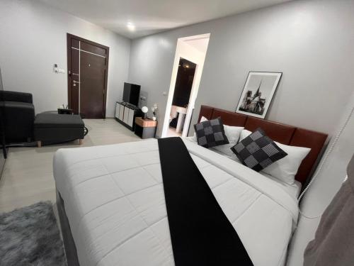 1 dormitorio con 1 cama y sala de estar en VIP Great Hill Phuket Airport, en Phuket