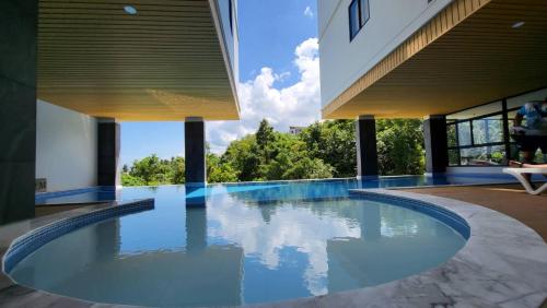 una piscina en medio de un edificio en VIP Great Hill Phuket Airport en Phuket