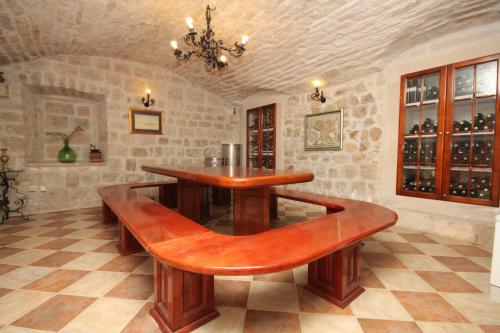 een bankje in een kamer met een tafel erin bij Apartments and rooms by the sea Cavtat, Dubrovnik - 8974 in Mlini