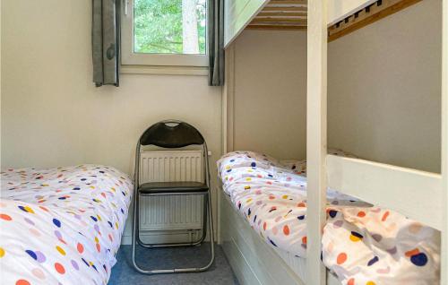 een kleine slaapkamer met 2 stapelbedden en een spiegel bij Amazing Home In Vorden With Kitchen in Vorden