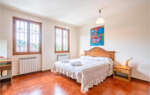 een slaapkamer met een bed, een bureau en ramen bij Alloro 2 in Montecarlo