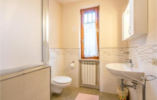 een badkamer met een wit toilet en een wastafel bij Alloro 2 in Montecarlo