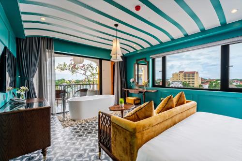 sypialnia z łóżkiem i dużym oknem w obiekcie Son Hoi An Boutique Hotel & Spa w Hoi An