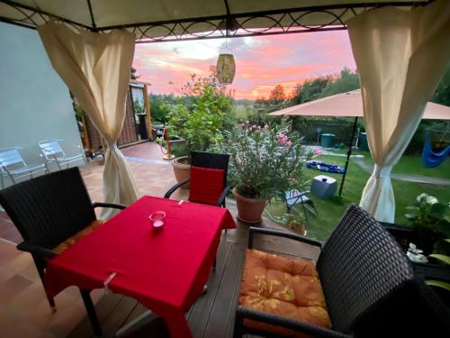 einen roten Tisch und Stühle auf einer Terrasse in der Unterkunft Apartment Renate in Oberasbach