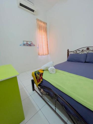 Кровать или кровати в номере Homestay Giant Kangar