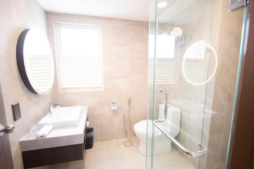 uma casa de banho com um WC, um lavatório e um chuveiro em Villea Port Dickson em Porto Dickson