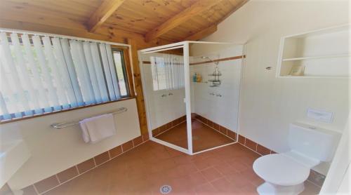 Habitación con baño con ducha y aseo. en Unlax @ Hunter Valley en Pokolbin