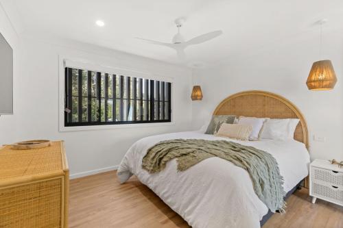 - une chambre avec un grand lit et une fenêtre dans l'établissement Bella Vita by Experience Jervis Bay, à Vincentia