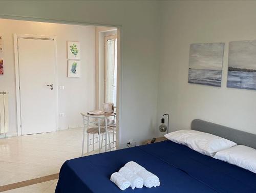 1 dormitorio con 1 cama con 2 toallas en Villa Sibilla, en Bacoli