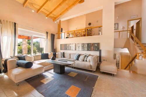 ein Wohnzimmer mit einem Sofa und einem Tisch in der Unterkunft Olive Private Villa Swimming Pool 5 BDR Rhodes Kolymbia in Kolymbia