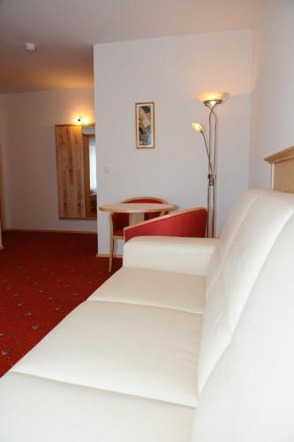 a hotel room with a bed and a table at Hotel-Gasthof-Fleischerei - Zur alten Post in Schwanberg