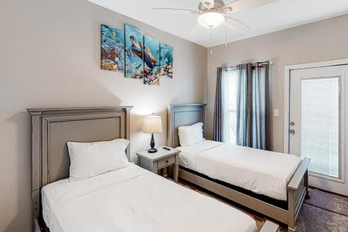 Postel nebo postele na pokoji v ubytování Las Joyas Bayview Home #217