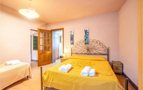 モンテカルロにあるAlloro 3のベッドルーム1室(黄色いベッド1台、タオル付)