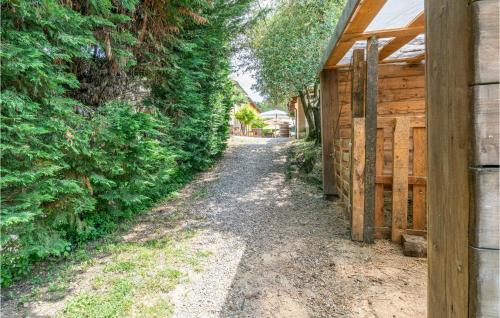 a path leading to a house with a fence at Alloro 3 in Montecarlo