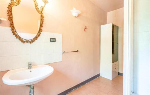 モンテカルロにあるAlloro 3のバスルーム(洗面台、鏡付)