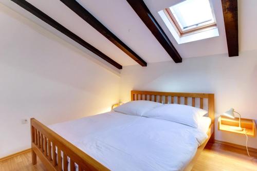 Posteľ alebo postele v izbe v ubytovaní Apartments with parking spaces Artatore, Losinj - 8087