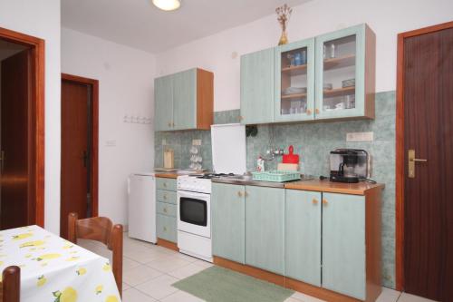 Kuchyňa alebo kuchynka v ubytovaní Apartment Sali 8152b