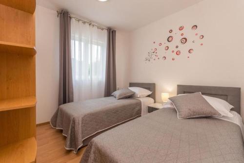 Posteľ alebo postele v izbe v ubytovaní Family friendly apartments with a swimming pool Sali, Dugi otok - 8083