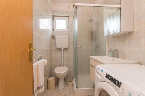 Kúpeľňa v ubytovaní Family friendly apartments with a swimming pool Sali, Dugi otok - 8083