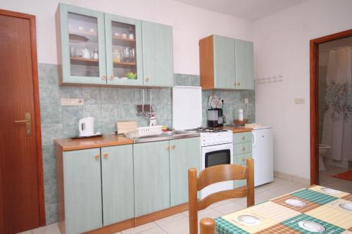 Kuchyňa alebo kuchynka v ubytovaní Apartment Sali 8152a