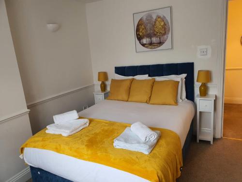 um quarto com uma cama grande e toalhas em Spacious 1 Bed Flat in Central Slough em Slough