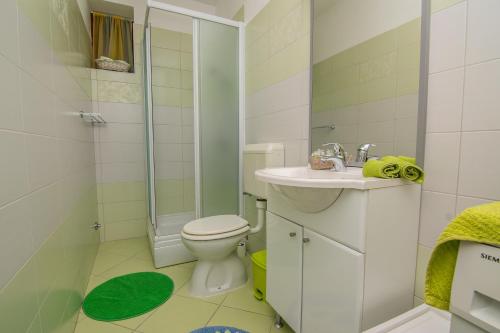 Apartment Mali Losinj 8093b في مالي لوسيني: حمام مع دش ومرحاض ومغسلة