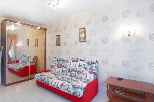 ein Wohnzimmer mit einem Sofa und einem Spiegel in der Unterkunft ROTAS On Moskovsky 165 in Sankt Petersburg
