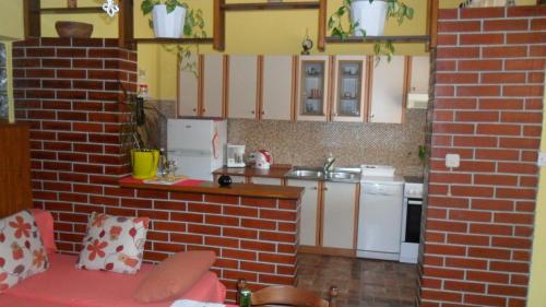 Kuchyňa alebo kuchynka v ubytovaní Apartment Sali 8153b