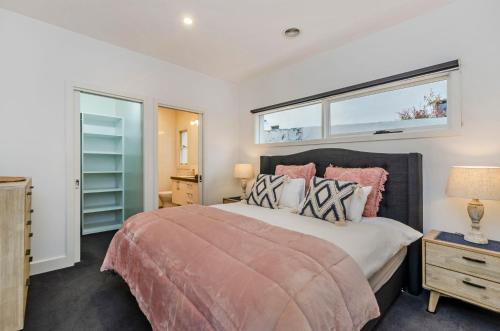 ein Schlafzimmer mit einem großen Bett und einem Fenster in der Unterkunft Dianas Place in Warrnambool