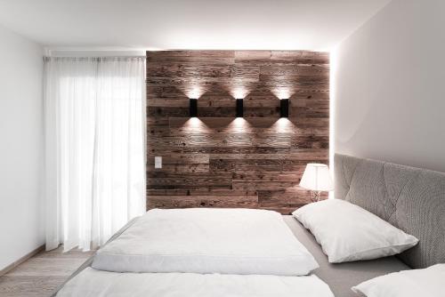 Un dormitorio con una cama y una pared de madera. en Planai Penthouse Royal, en Schladming