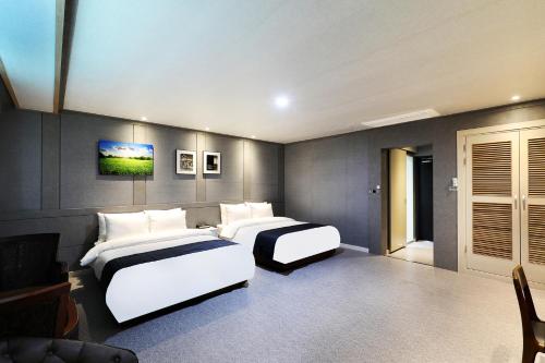 Un ou plusieurs lits dans un hébergement de l'établissement Buan Tourist Hotel