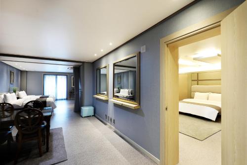 Kuchyň nebo kuchyňský kout v ubytování Buan Tourist Hotel