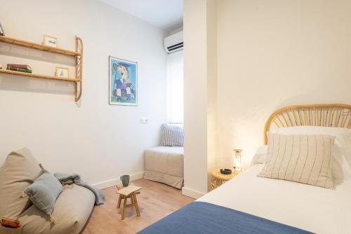 1 dormitorio con 1 cama y 1 sofá en LUCIA DE TRIANA en Sevilla